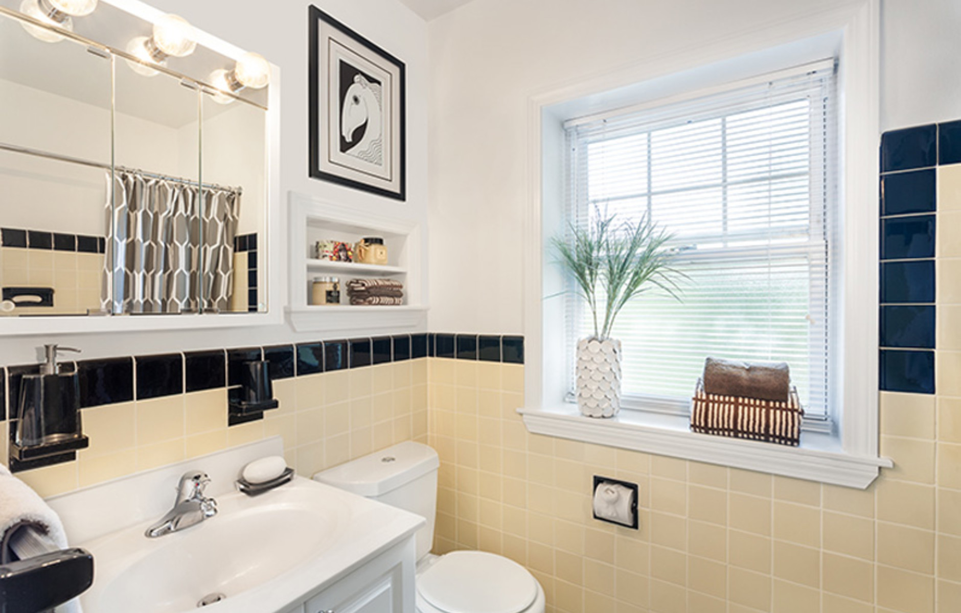 Berkeley and Clarendon: Bathroom
