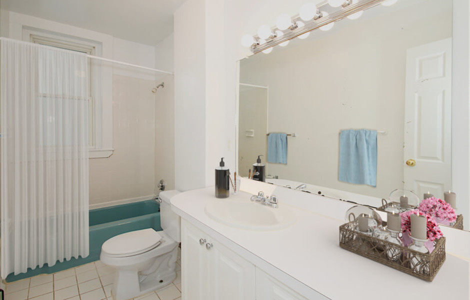 Beacon Fairbanks Manor - Bathroom