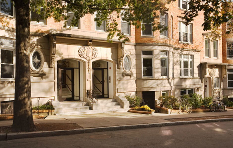 Beacon Fairbanks Manor - Building Entrance