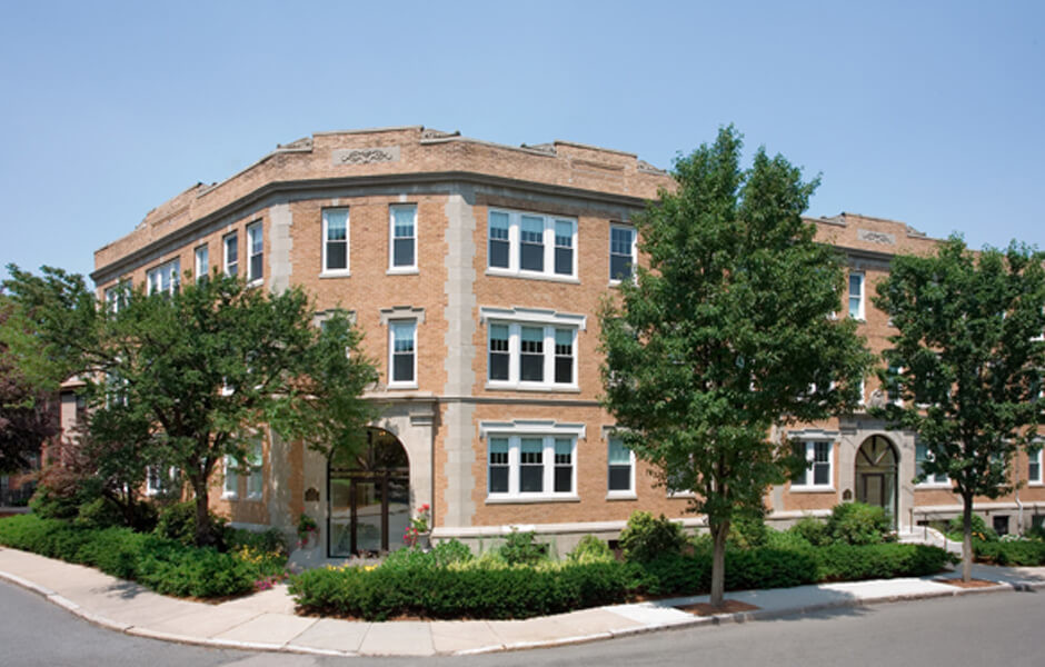 Kilsyth Manor - Outside Building