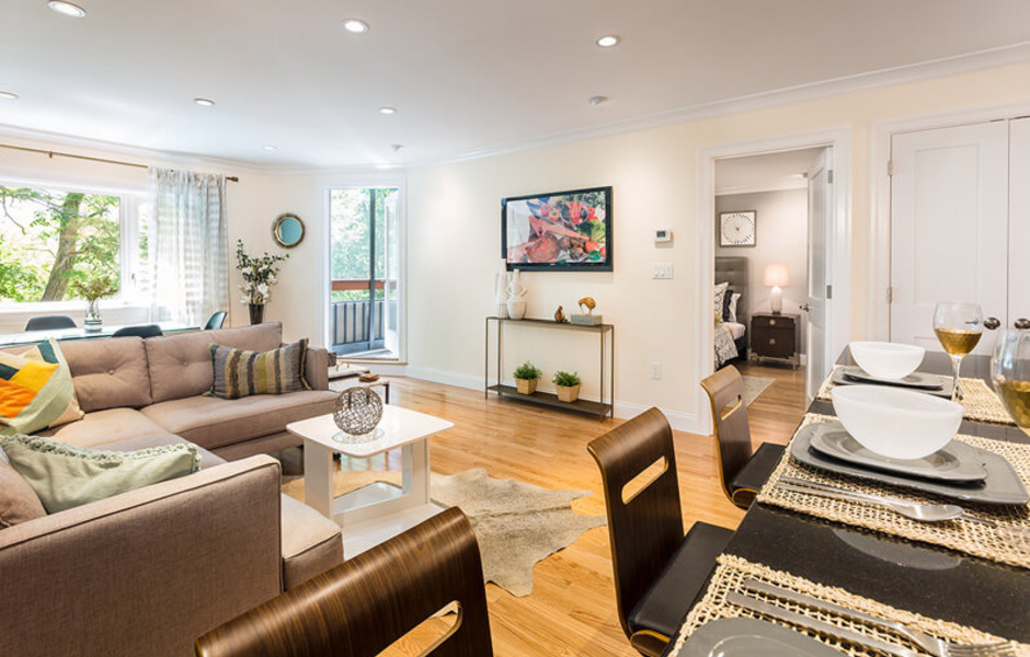 1443 Beacon - Newly renovated open concept features breakfast bar