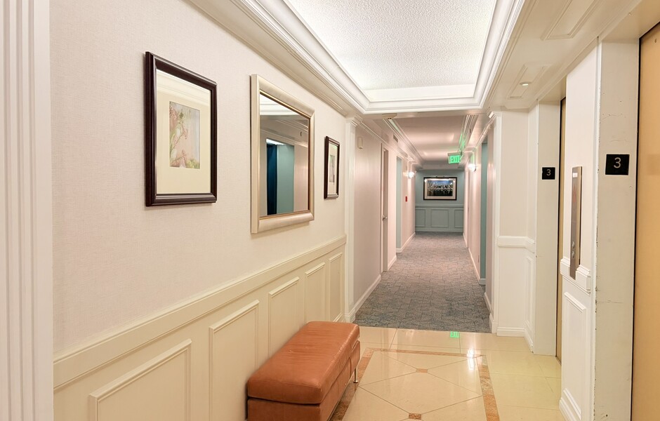 Regency Plaza Providence RI - Hallway